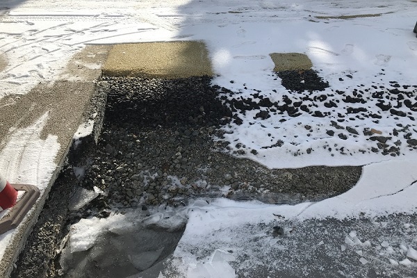 Testfläche Frost im Strassen-Querschnitt Frostsicherer wasserdurchlässiger Asphalt